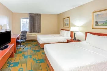 La Quinta Inn by Wyndham Milwaukee Airport / Oak Creek hotel thumbnail 3