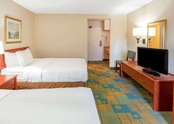 La Quinta Inn by Wyndham Milwaukee Airport / Oak Creek hotel thumbnail 4