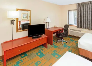La Quinta Inn by Wyndham Milwaukee Airport / Oak Creek hotel thumbnail 5