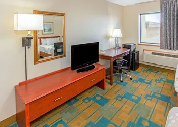 La Quinta Inn by Wyndham Milwaukee Airport / Oak Creek hotel thumbnail 7