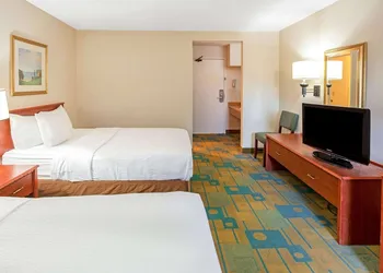 La Quinta Inn by Wyndham Milwaukee Airport / Oak Creek hotel thumbnail 4