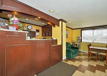America's Deluxe Inn hotel thumbnail 2