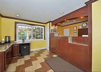 America's Deluxe Inn hotel thumbnail 3