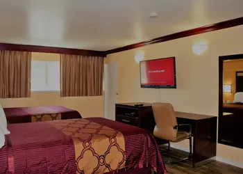 America's Deluxe Inn hotel thumbnail 4