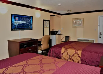 America's Deluxe Inn hotel thumbnail 5