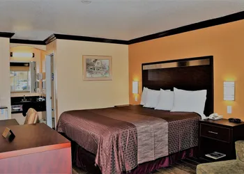 America's Deluxe Inn hotel thumbnail 6