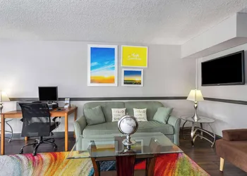 Days Inn by Wyndham Wildwood I-75 hotel thumbnail 2