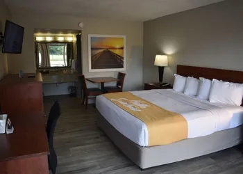 Days Inn by Wyndham Wildwood I-75 hotel thumbnail 7