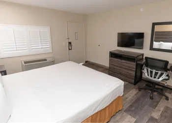 Crown Motel hotel thumbnail 4