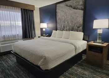 Super 8 by Wyndham Perham hotel thumbnail 3
