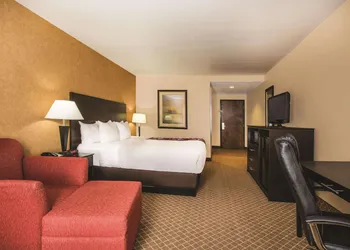 La Quinta Inn & Suites by Wyndham Ely hotel thumbnail 4