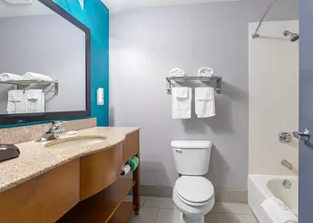 Quality Inn & Suites Edgefield hotel thumbnail 4