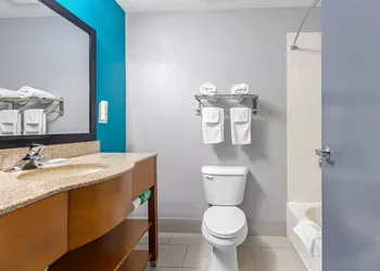 Quality Inn & Suites Edgefield hotel thumbnail 8