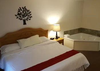 Brook Pointe Inn hotel thumbnail 3