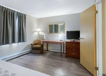 Econo Lodge hotel thumbnail 4
