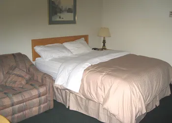 Colonial Inn hotel thumbnail 5
