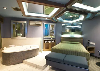 Le Chabrol Hotel & Suites hotel thumbnail 3