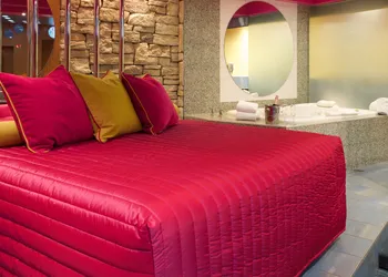 Le Chabrol Hotel & Suites hotel thumbnail 8