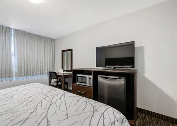 Deluxe Inn hotel thumbnail 5