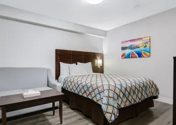 Deluxe Inn hotel thumbnail 8