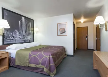Super 8 by Wyndham Bernalillo hotel thumbnail 8