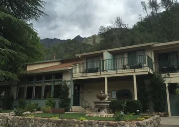 Cedar Lodge hotel thumbnail 2