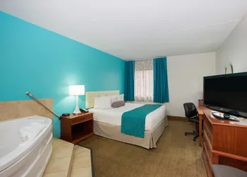 Howard Johnson by Wyndham Evansville East hotel thumbnail 4