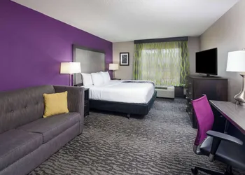 La Quinta Inn & Suites by Wyndham Kennesaw hotel thumbnail 5