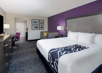 La Quinta Inn & Suites by Wyndham Kennesaw hotel thumbnail 6