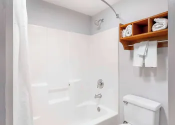 Quality Inn Oak Ridge - Knoxville West hotel thumbnail 8