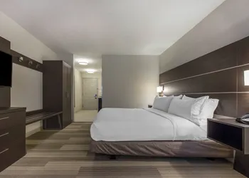Holiday Inn Express & Suites Chicago West - St Charles by IHG hotel thumbnail 4