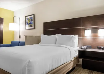 Holiday Inn Express & Suites Chicago West - St Charles by IHG hotel thumbnail 8