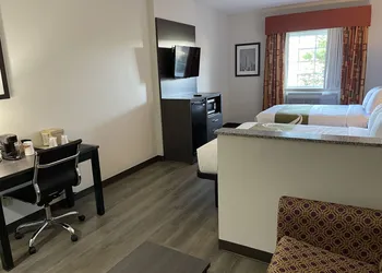 Quality Suites Tulsa I-44 hotel thumbnail 7