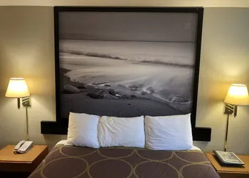 Super 8 by Wyndham Crescent City hotel thumbnail 4