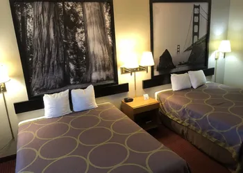 Super 8 by Wyndham Crescent City hotel thumbnail 6
