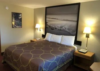 Super 8 by Wyndham Crescent City hotel thumbnail 7