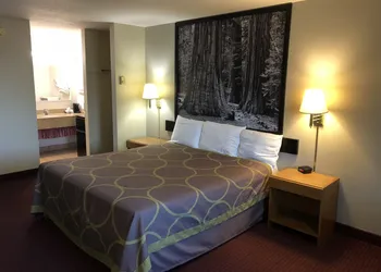 Super 8 by Wyndham Crescent City hotel thumbnail 8