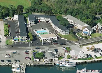 Ocean Street Inn on Hyannis Harbor hotel thumbnail 8