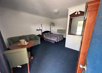 Four Oaks Lodging & RV Resort hotel thumbnail 7