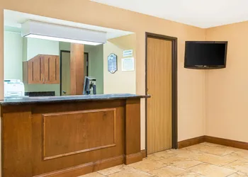 Super 8 by Wyndham Ripley hotel thumbnail 2