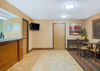 Super 8 by Wyndham Ripley hotel thumbnail 3