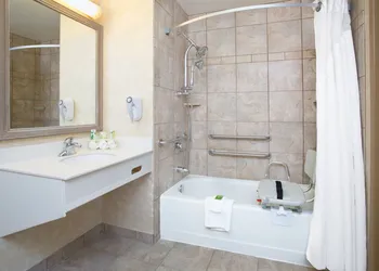 Holiday Inn Express & Suites Minot by IHG hotel thumbnail 4