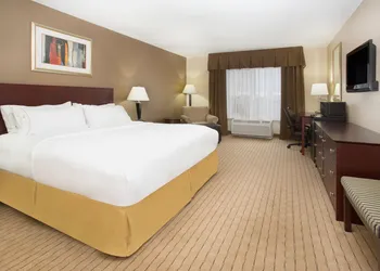 Holiday Inn Express & Suites Minot by IHG hotel thumbnail 7