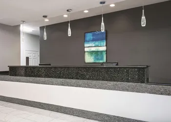 La Quinta Inn & Suites by Wyndham Mercedes Outlet Mall hotel thumbnail 2