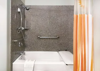 La Quinta Inn & Suites by Wyndham Mercedes Outlet Mall hotel thumbnail 8