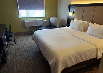 Holiday Inn Express Maspeth by IHG hotel thumbnail 3