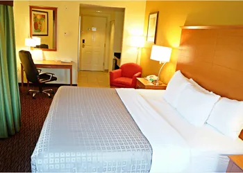 University Hotel & Suites Shippensburg, Trademark by Wyndham hotel thumbnail 3