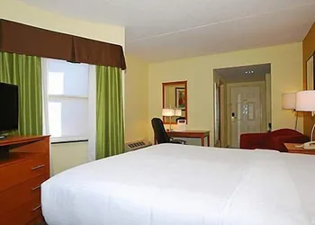 University Hotel & Suites Shippensburg, Trademark by Wyndham hotel thumbnail 4