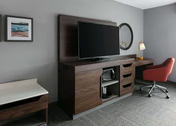 Hampton Inn & Suites West Bend hotel thumbnail 5
