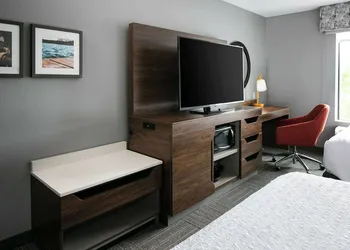 Hampton Inn & Suites West Bend hotel thumbnail 6